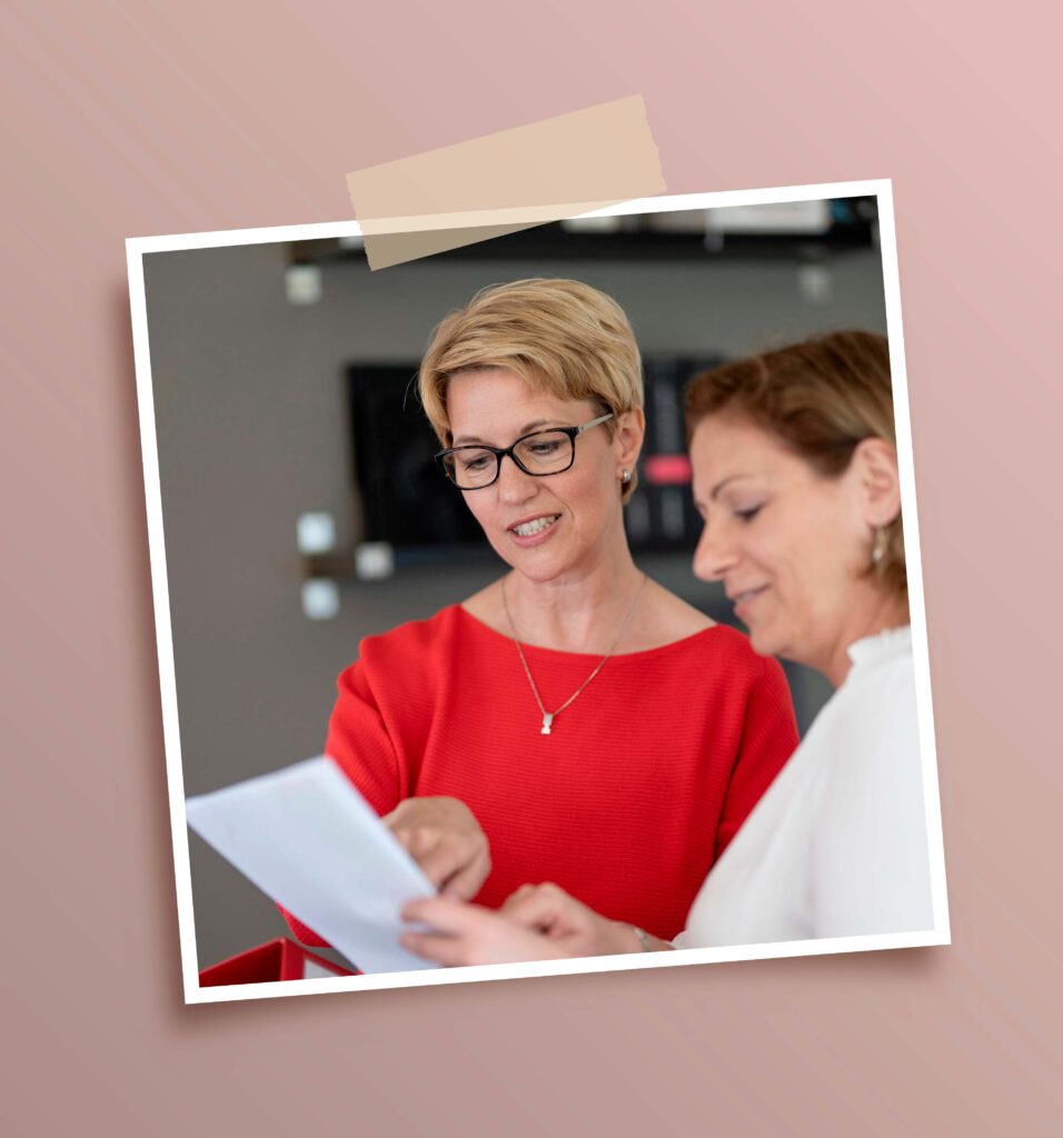 das Bild zeigt zwei Frauen im Beratungsgespräch für eine sinnstiftende Kommunikationsstrategie.